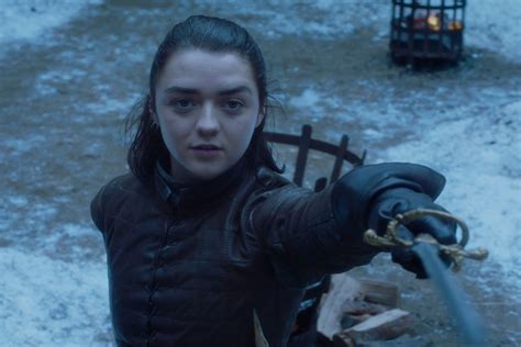 Game Of Thrones Maisie Williams poses in teeny tiny。